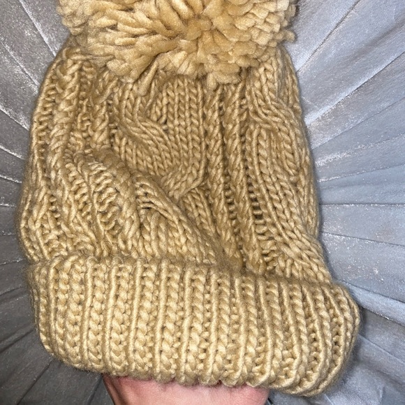 NWOT- FOREVER 21 KNIT BEANIE - Picture 4 of 5
